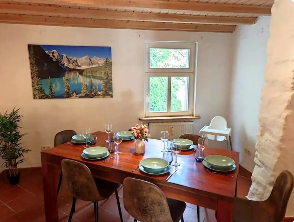 Seating area, Dining area