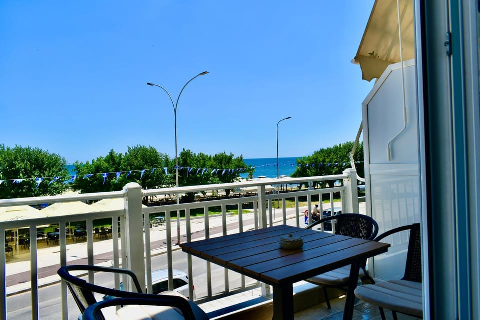 Patio, Day, Natural landscape, View (from property/room), Balcony/Terrace, Dining area, Sea view