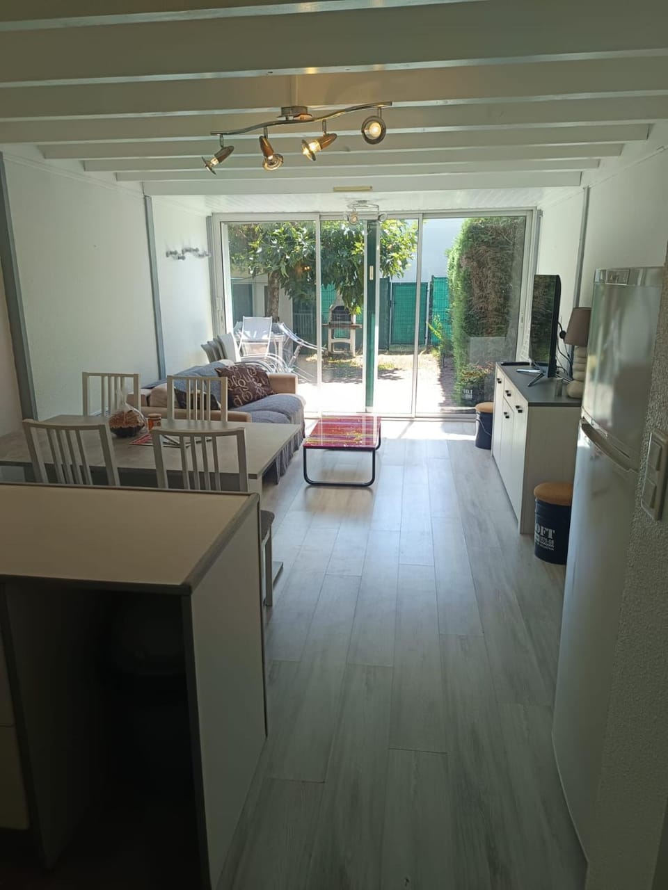 Communal lounge/ TV room, BBQ facilities, Living room, Seating area, Dining area, Garden view