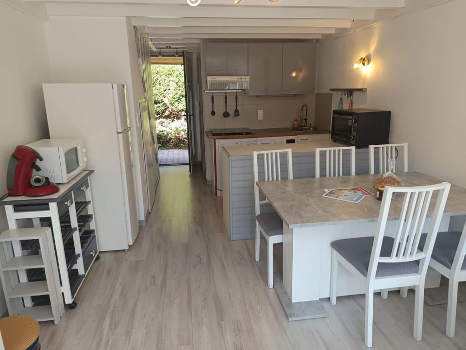 Property building, Communal lounge/ TV room, Seating area, Dining area, stove, kitchen