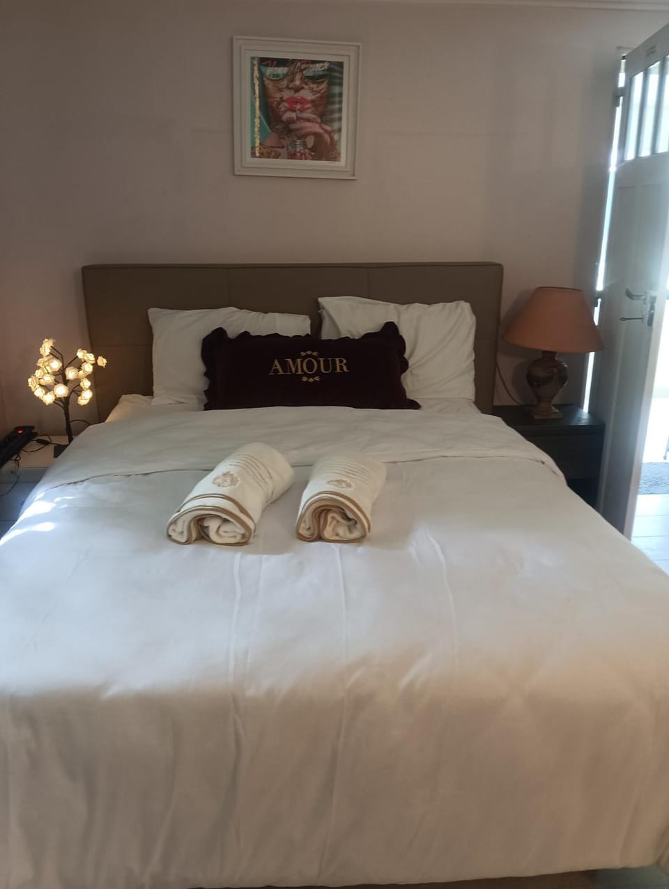 Bed, Bedroom, towels