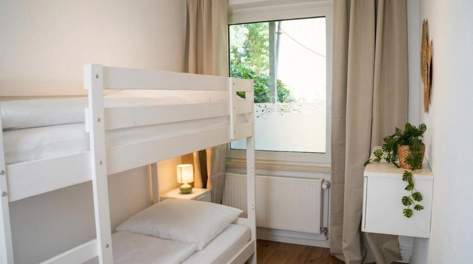 Bedroom, bunk bed