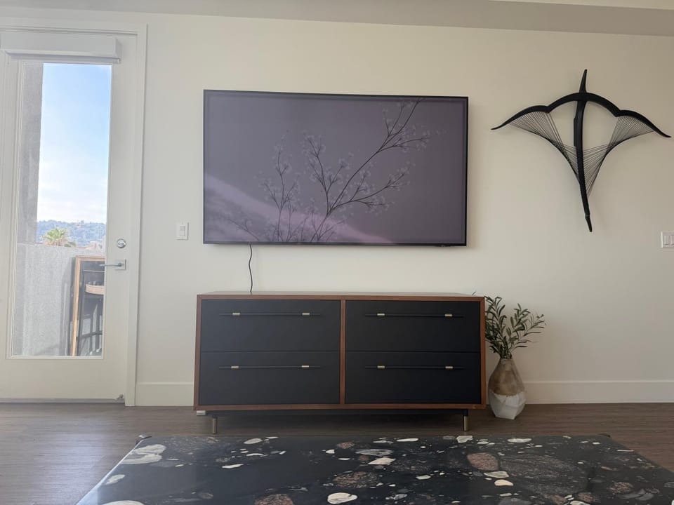 Penthouse Hollywood 1BR on Sunset with Parking Apartment hotel in Hollywood