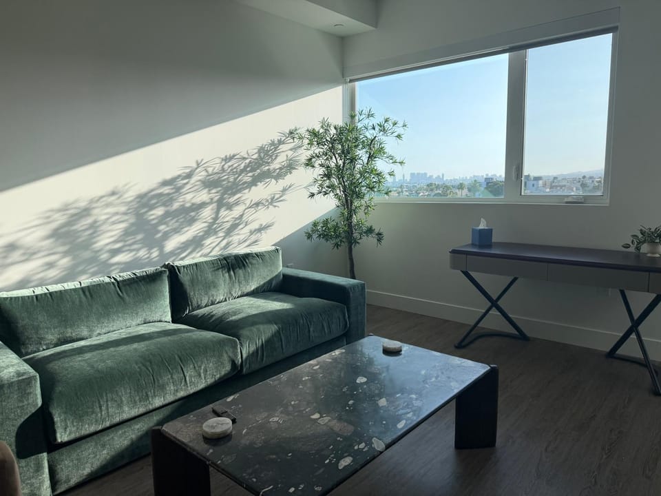 Penthouse Hollywood 1BR on Sunset with Parking Apartment hotel in Hollywood