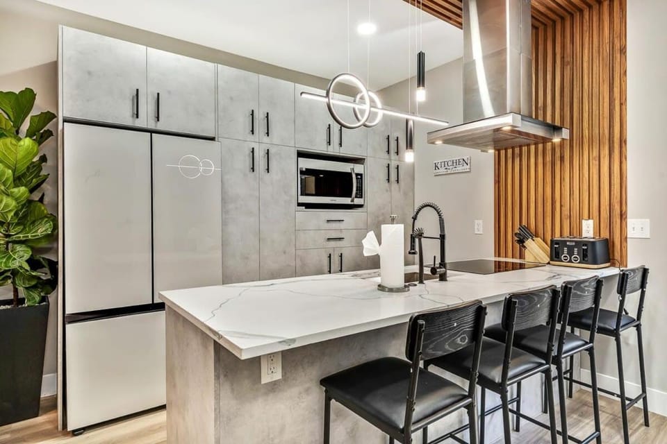 Spacious Downtown 4BR-3BTH w'Roofdeck Sleeps 12 House in Philadelphia