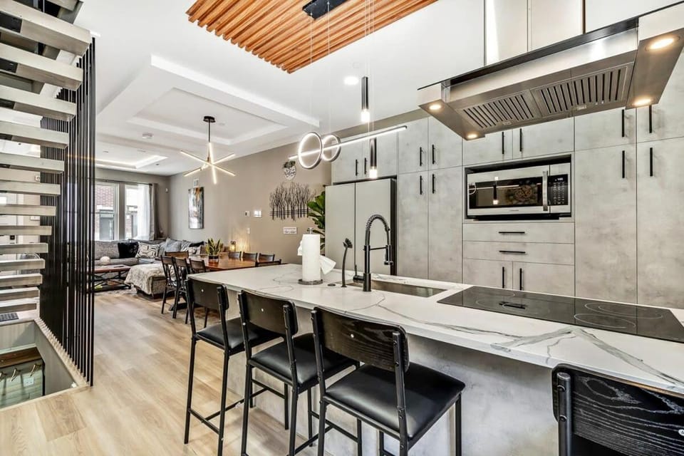 Spacious Downtown 4BR-3BTH w'Roofdeck Sleeps 12 House in Philadelphia