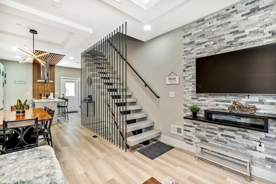 Spacious Downtown 4BR-3BTH w'Roofdeck Sleeps 12 House in Philadelphia