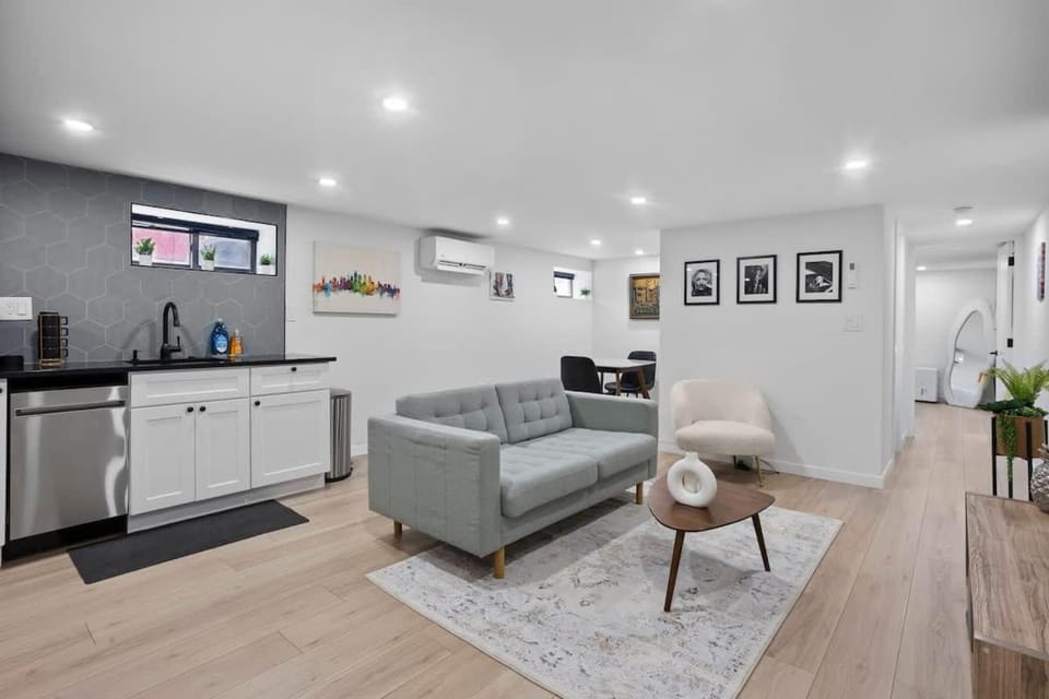 Spacious In-Law Suite with Rooftop-Sleeps 15 House in Philadelphia