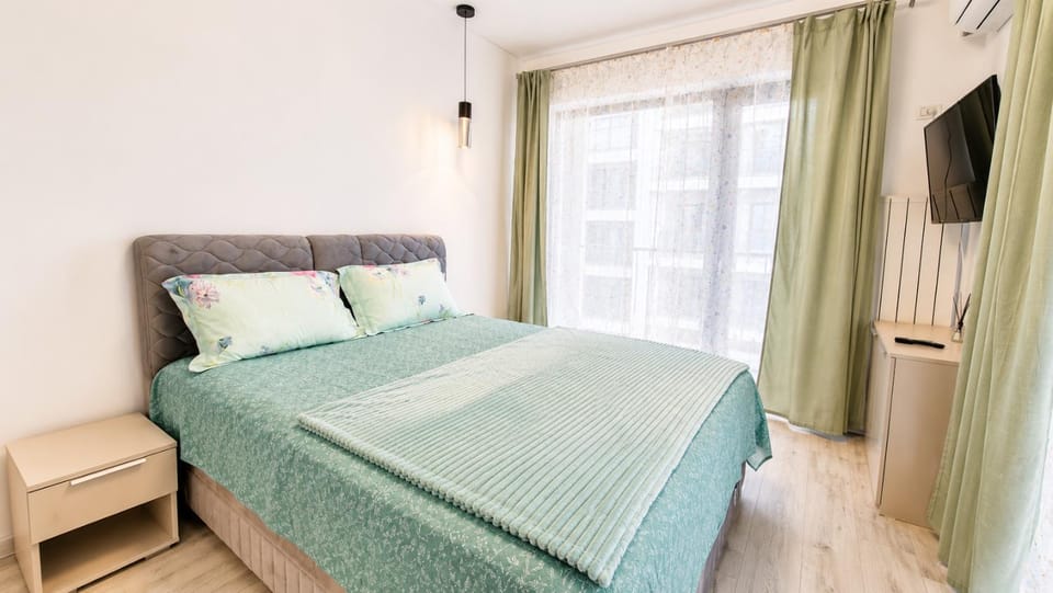 Bed, TV and multimedia, View (from property/room), Photo of the whole room, Bedroom, wardrobe, air conditioner