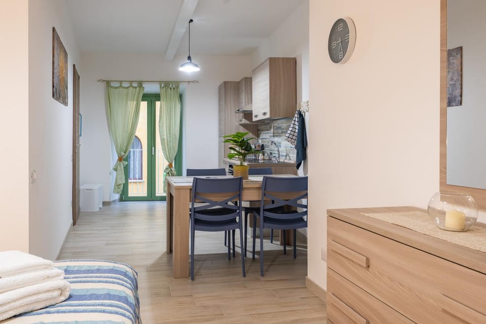 Photo of the whole room, Dining area