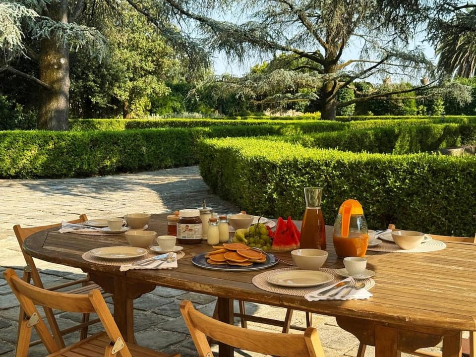 Spring, Day, Garden, Food and drinks, Dining area, Food, Garden view, Breakfast, Continental breakfast, Lunch, Dinner, Drinks