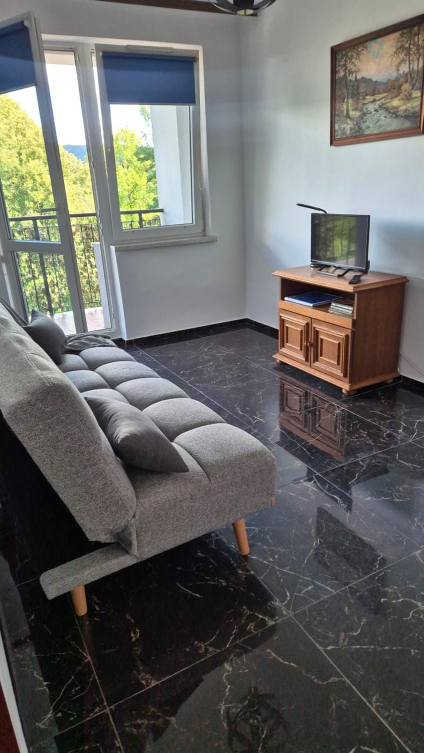 Bed, TV and multimedia, Seating area