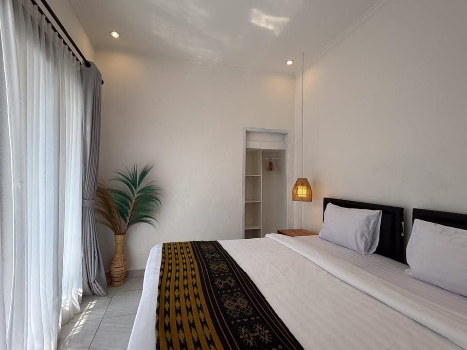 Photo of the whole room, Bedroom