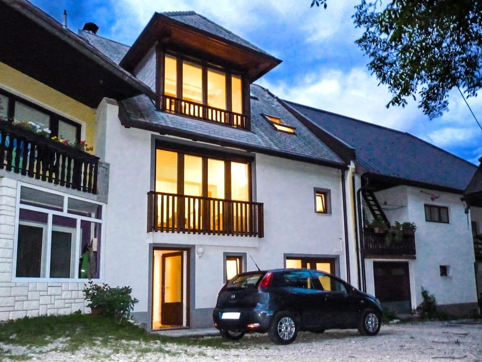 Facade/entrance, Balcony/Terrace