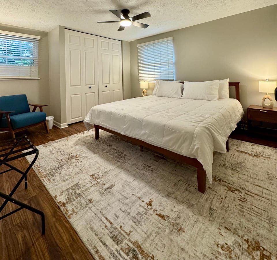 Central 5-Bed King Retreat with Hot Tub House in Castleton