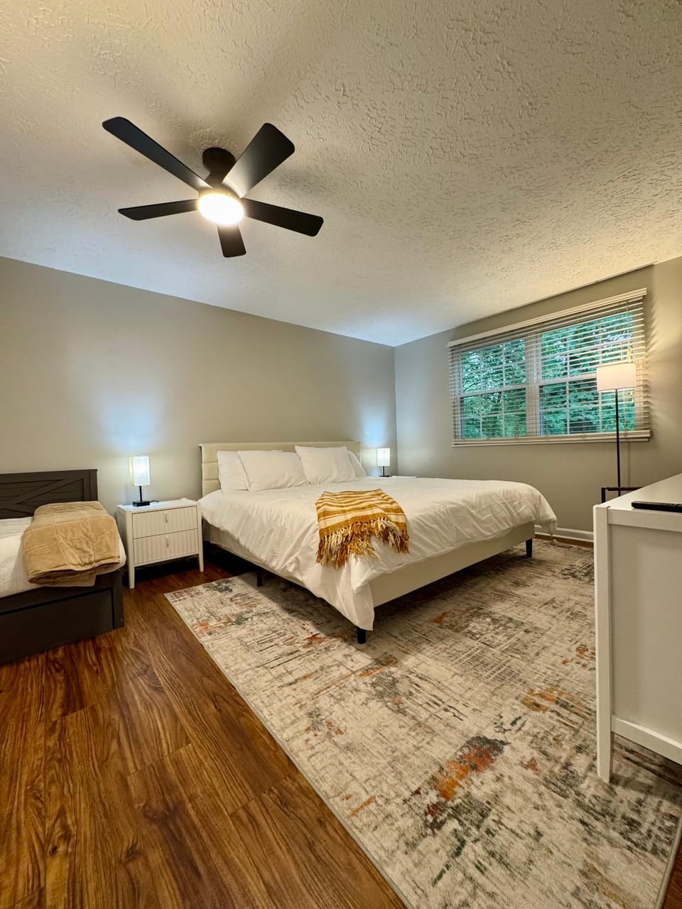 Central 5-Bed King Retreat with Hot Tub House in Castleton