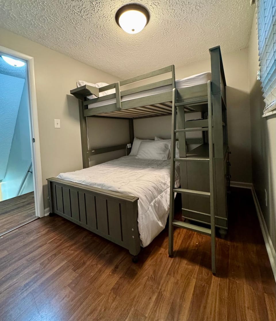 Central 5-Bed King Retreat with Hot Tub House in Castleton