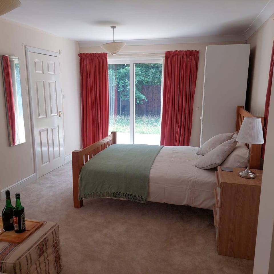 Oxford Luxurious super king room with ensuit bathroom and private garden Bed and Breakfast in Oxford