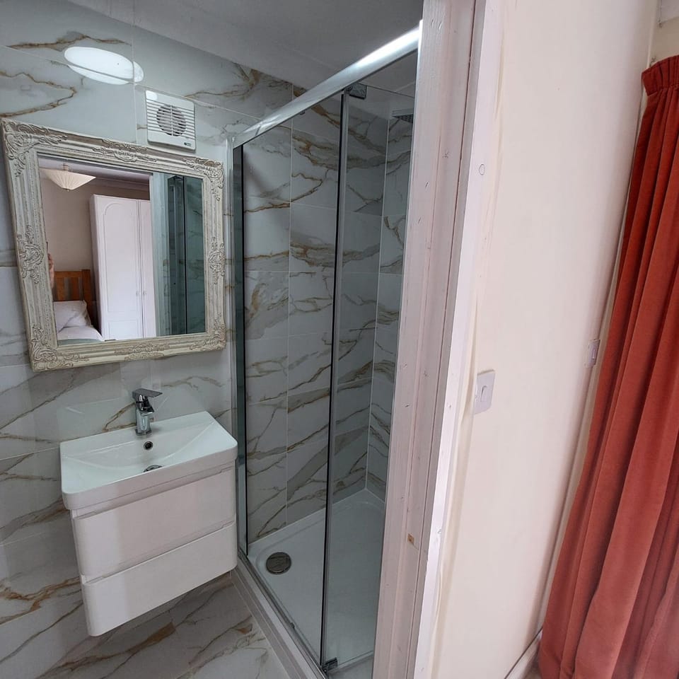 Oxford Luxurious super king room with ensuit bathroom and private garden Bed and Breakfast in Oxford