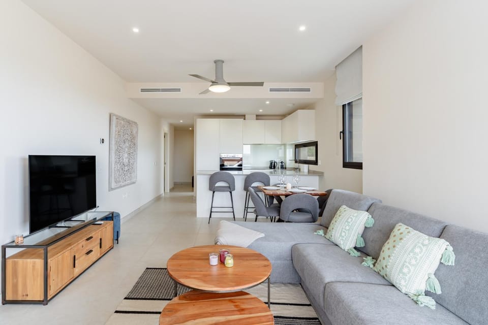TV and multimedia, Kitchen or kitchenette, Living room, Seating area, Dining area