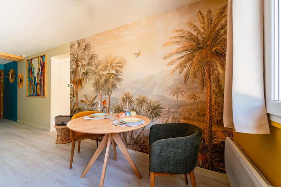 Living room, Seating area, Dining area