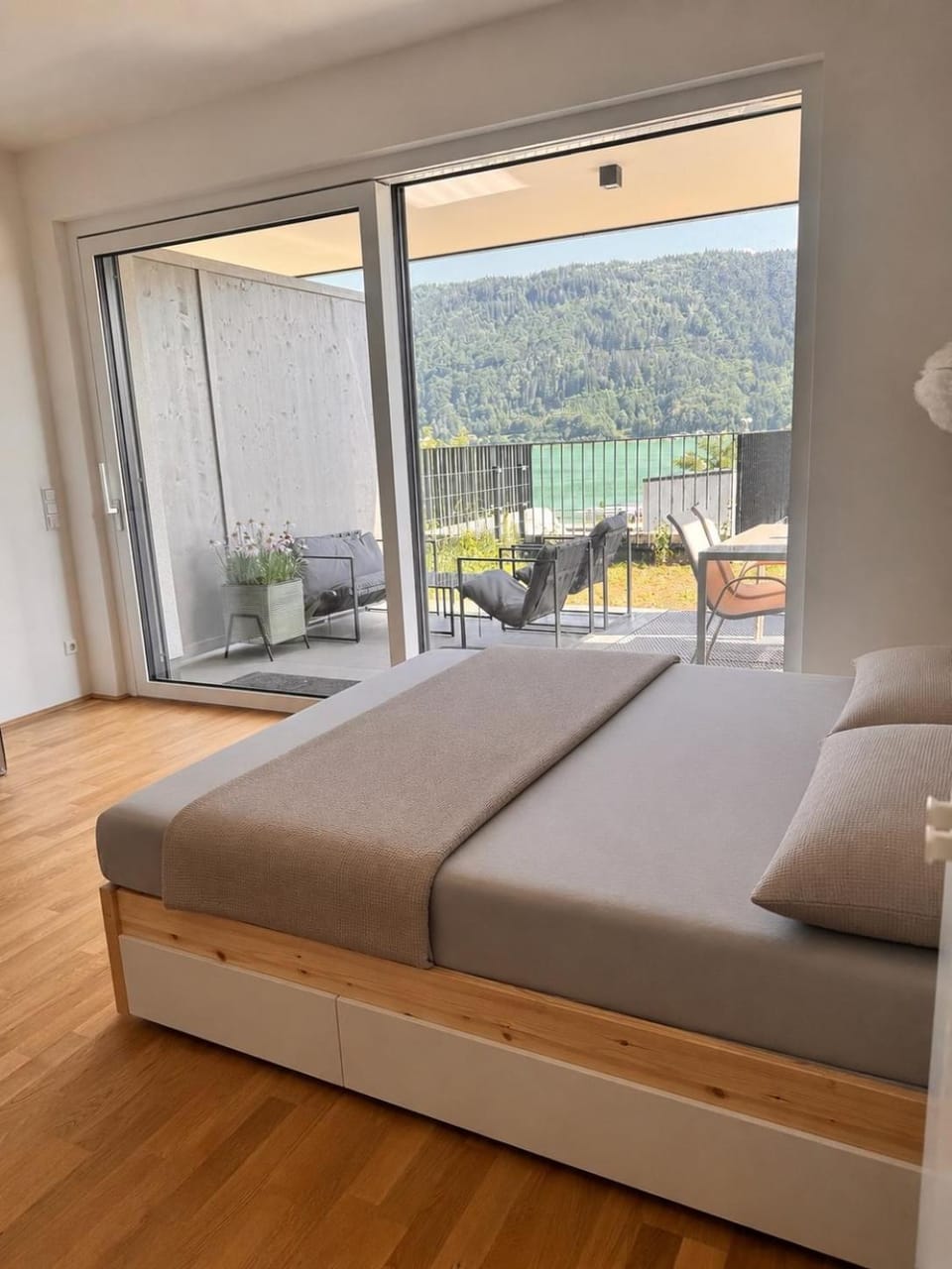 Bed, View (from property/room), Photo of the whole room, Bedroom, Lake view