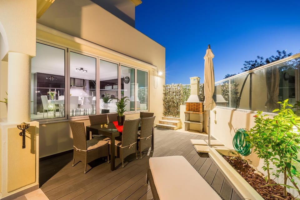 Patio, Night