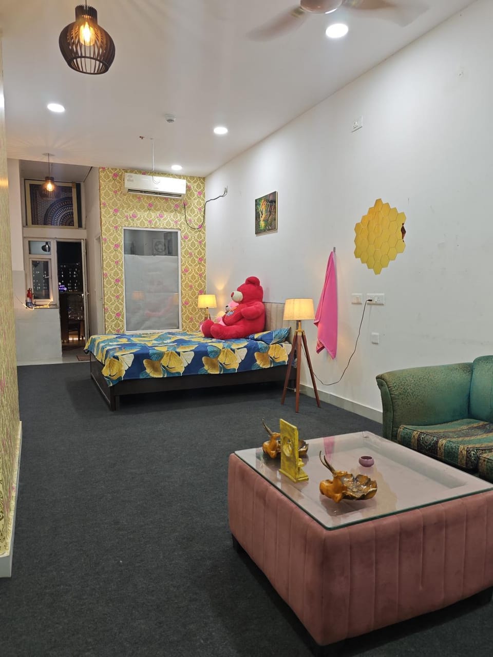 Hide Out primium stay Apartment in Noida