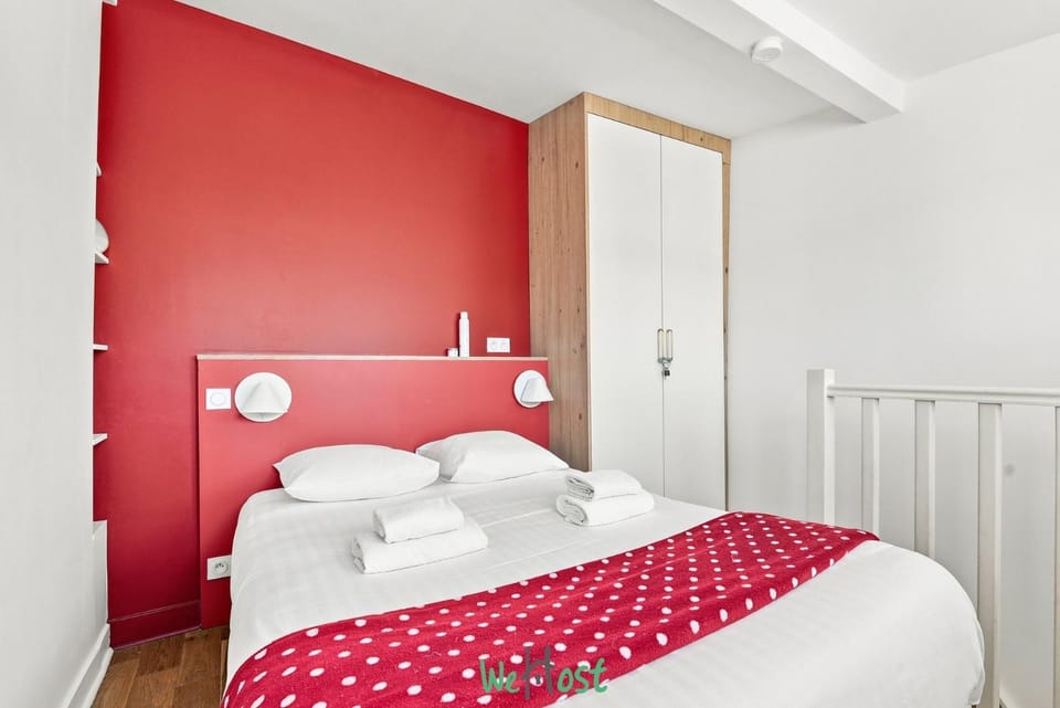 Charming apt steps from Notre-Dame & the Seine Apartment in Paris