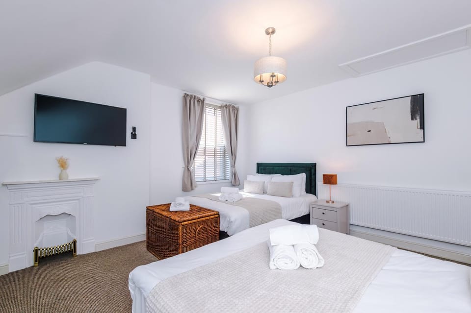 Bed, TV and multimedia, Bedroom