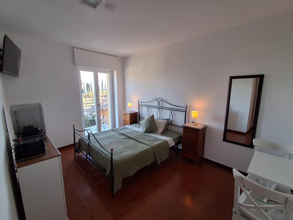 TV and multimedia, Balcony/Terrace, Dining area, Bedroom, towels, wardrobe