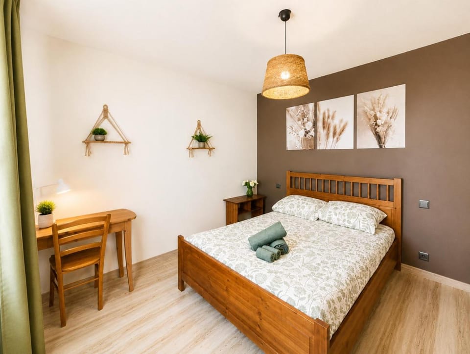 Bed, Night, Bedroom, cot, Family, Family, Family, towels, towels
