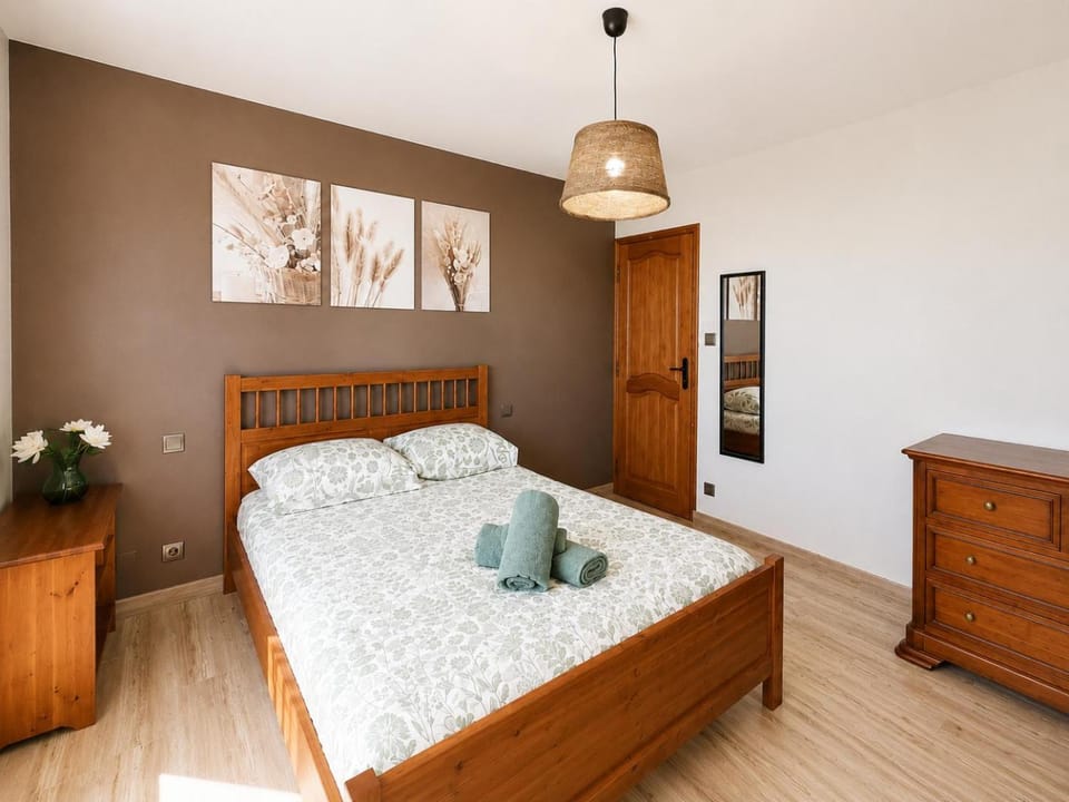 Bed, Night, Bedroom, cot, Family, Family, Family, towels, towels, acessibility