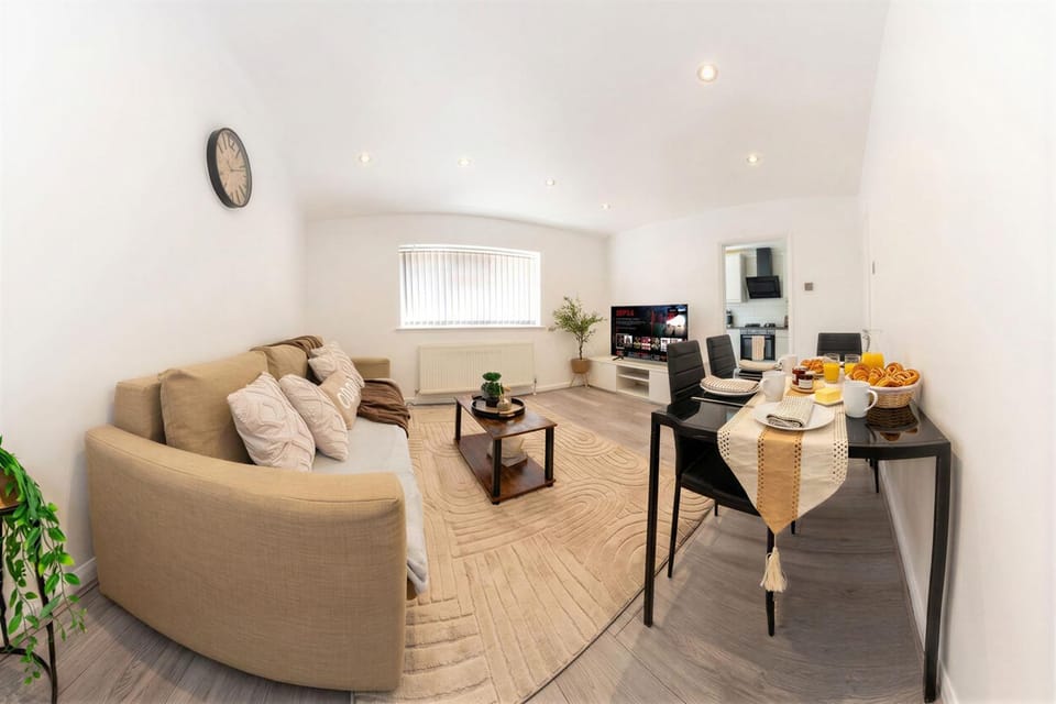 TV and multimedia, Coffee/tea facilities, Living room, Food and drinks, Seating area, Dining area