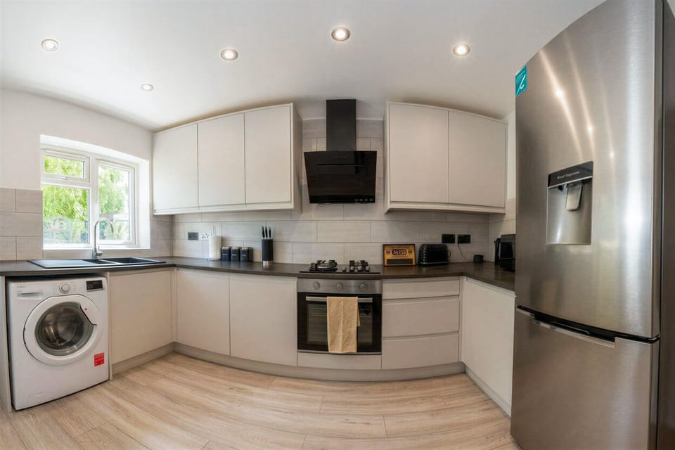 Coffee/tea facilities, Kitchen or kitchenette, dishwasher, oven, stove, toaster, washing machine