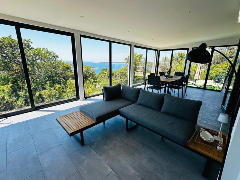 Property building, View (from property/room), Balcony/Terrace, Seating area, Dining area, Sea view