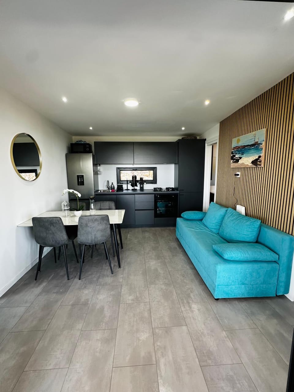 Property building, Kitchen or kitchenette, Living room, Decorative detail, Dining area, internet, stove, kitchen