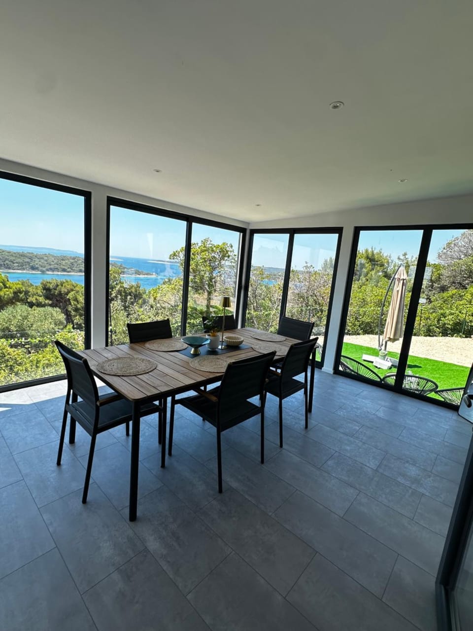 Property building, View (from property/room), Balcony/Terrace, Dining area, Garden view, Sea view, internet