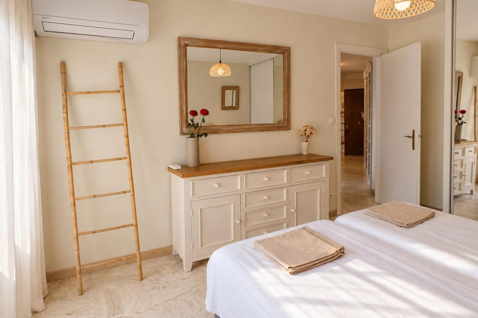 Bed, Bedroom, towels, air conditioner