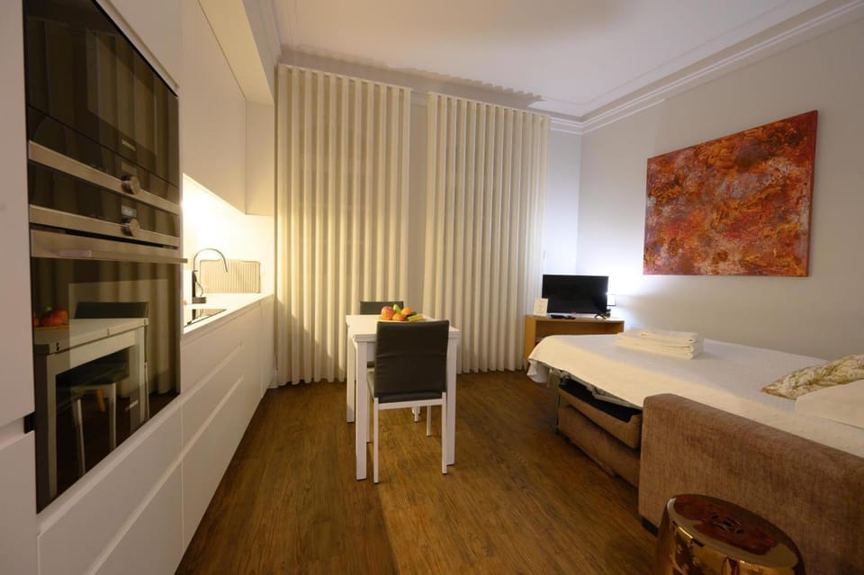 Bed, TV and multimedia, Photo of the whole room, Dining area, Bedroom