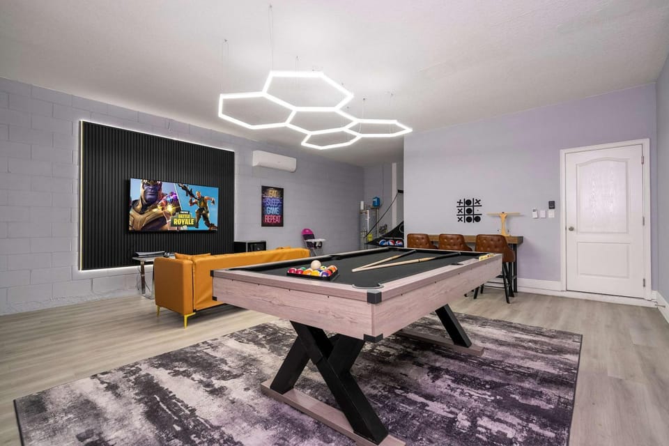 4BR Villa Pool & Lake View Near Legoland Villa in Haines City