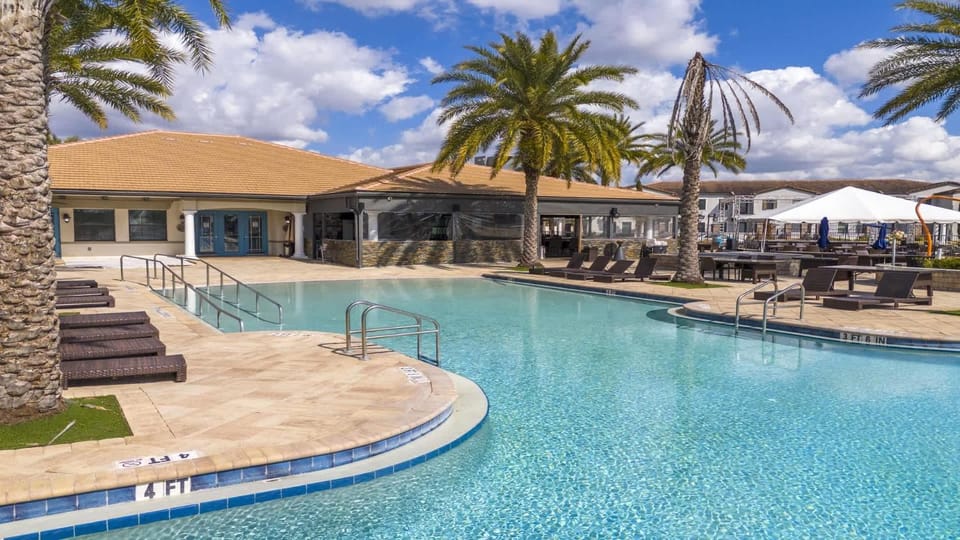 4BR Villa Pool & Lake View Near Legoland Villa in Haines City