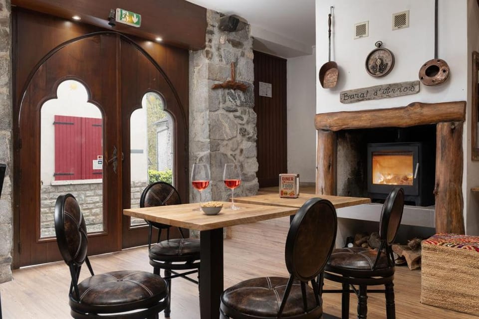 Auberge de l Ours - GR10 - Saint Michel Hostel in Nouvelle-Aquitaine