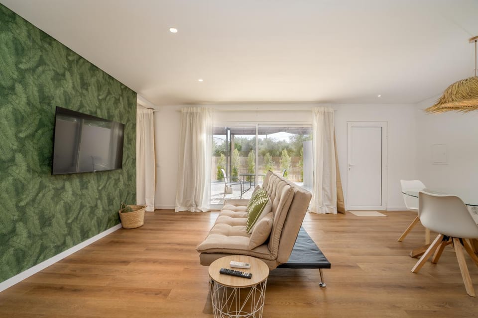 Country Retreat & Private Pool by Quinta da Alfarrobeira Villa in Faro