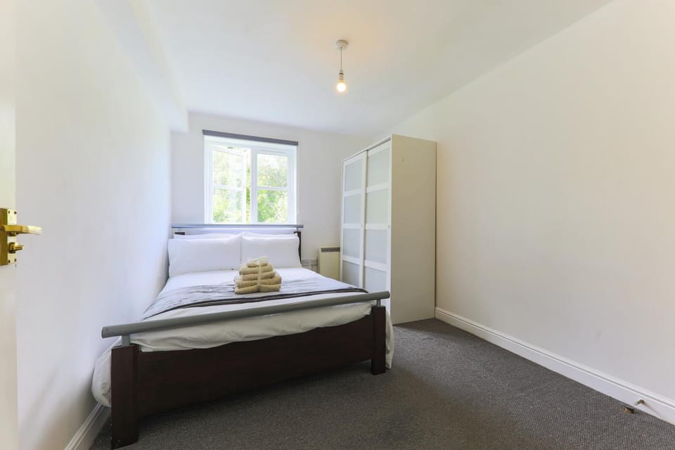 2 bedroom with ensuite shower room host 6 people 6 Apartment in Grays