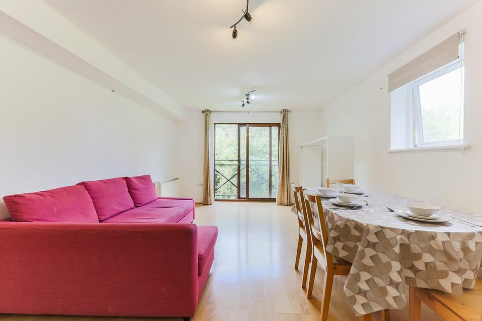 2 bedroom with ensuite shower room host 6 people 6 Apartment in Grays