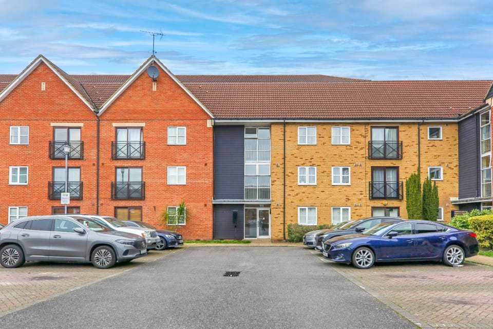 2 bedroom with ensuite shower room host 6 people 6 Apartment in Grays