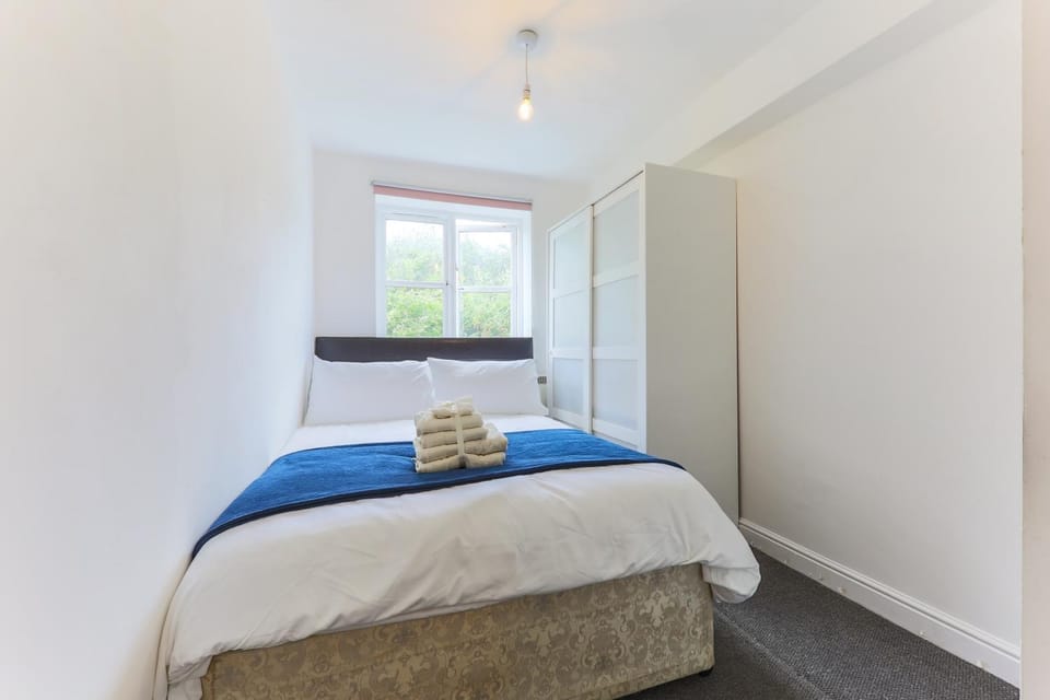 2 bedroom with ensuite shower room host 6 people 6 Apartment in Grays