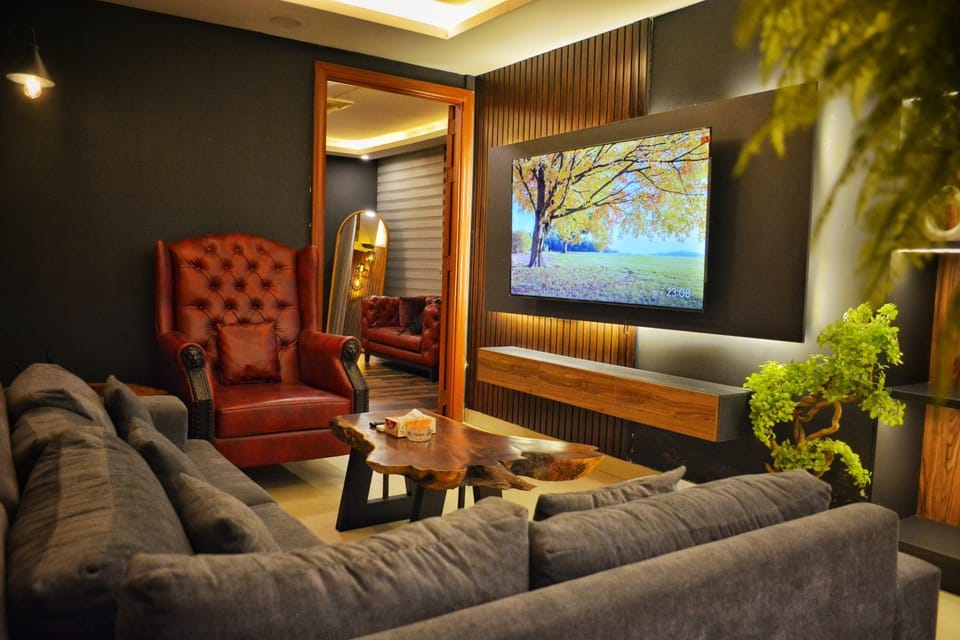 Communal lounge/ TV room, TV and multimedia, Living room, Seating area, Evening entertainment