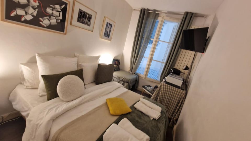 center of paris 6 eme ,1 minute Gare Montparnasse,5 minute Eiffel tour and Louvre Meusm,amusing place Bed and Breakfast in Paris